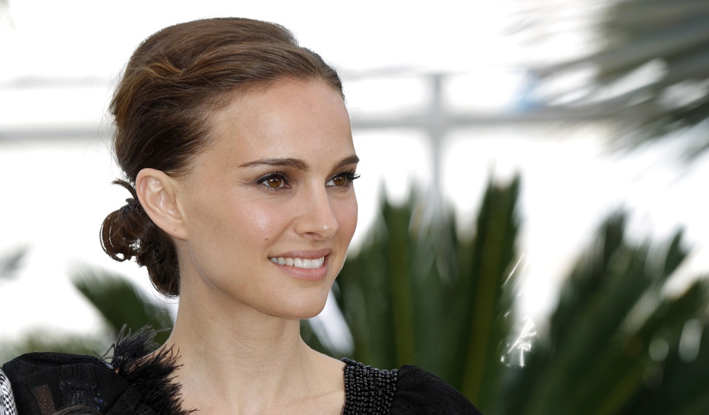 Улыбающаяся красивая девушка, актриса Натали Портман 