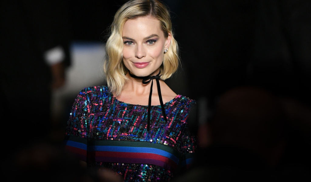 Улыбающаяся блондинка, актриса Марго Робби