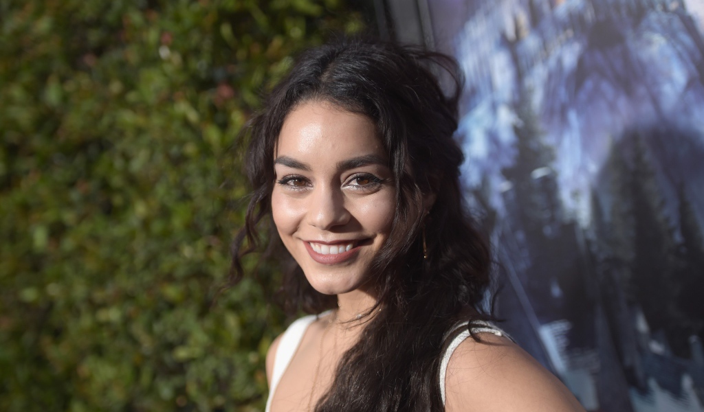 Улыбающаяся брюнетка, актриса Ванесса Хадженс