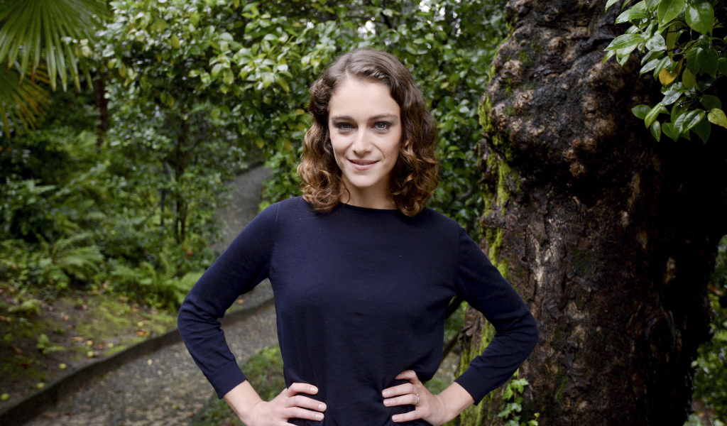 Улыбающаяся девушка, актриса Ариана Лабед