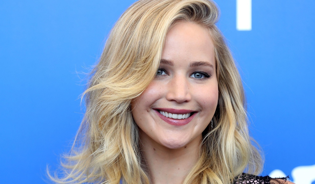 Улыбающаяся девушка, актриса Дженнифер Лоуренс лицо крупным планом