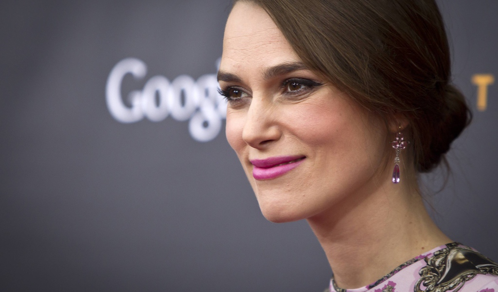 Улыбающаяся девушка, актриса Кира Найтли