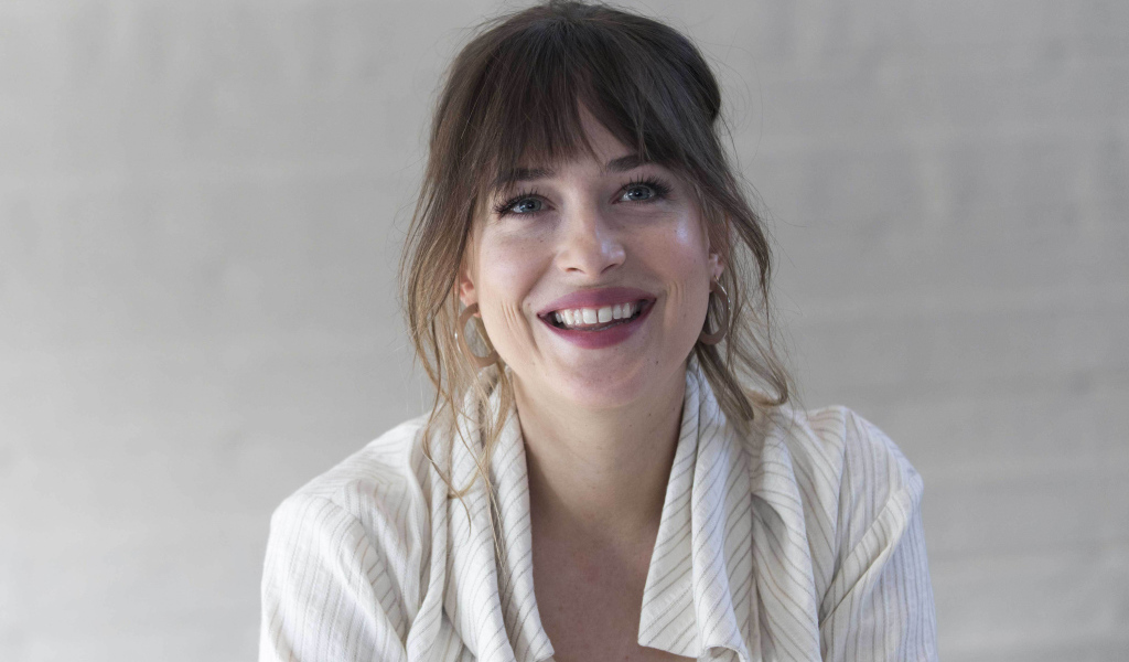 Улыбающаяся девушка актриса Дакота Джонсон в рубашке