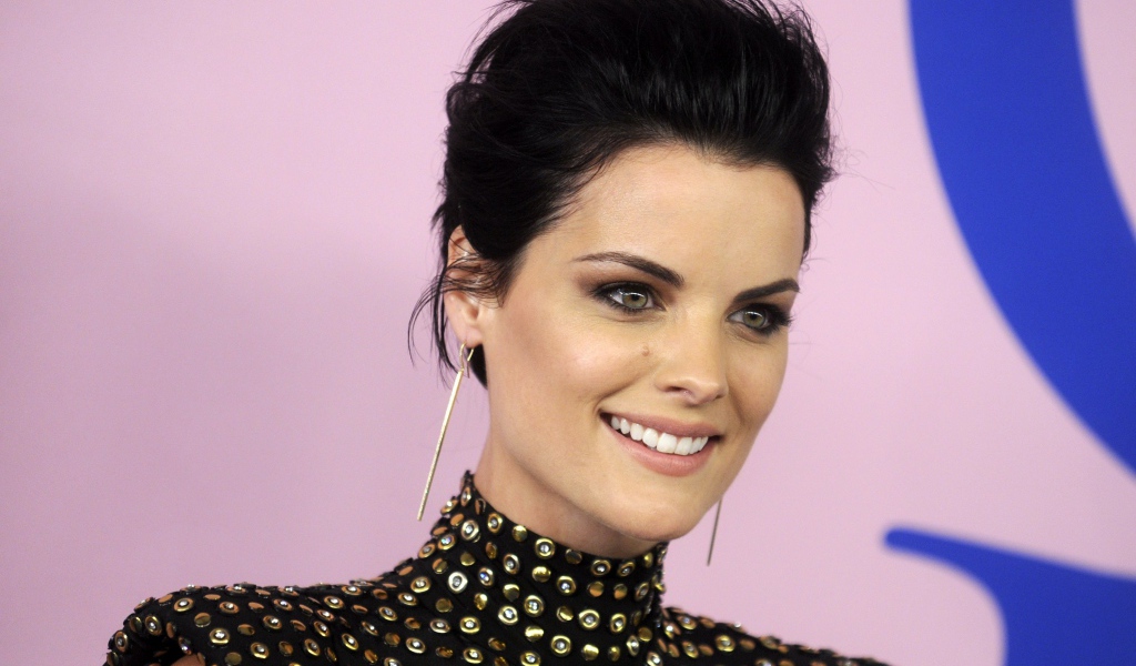 Улыбающаяся женщина, актриса Джейми Александр