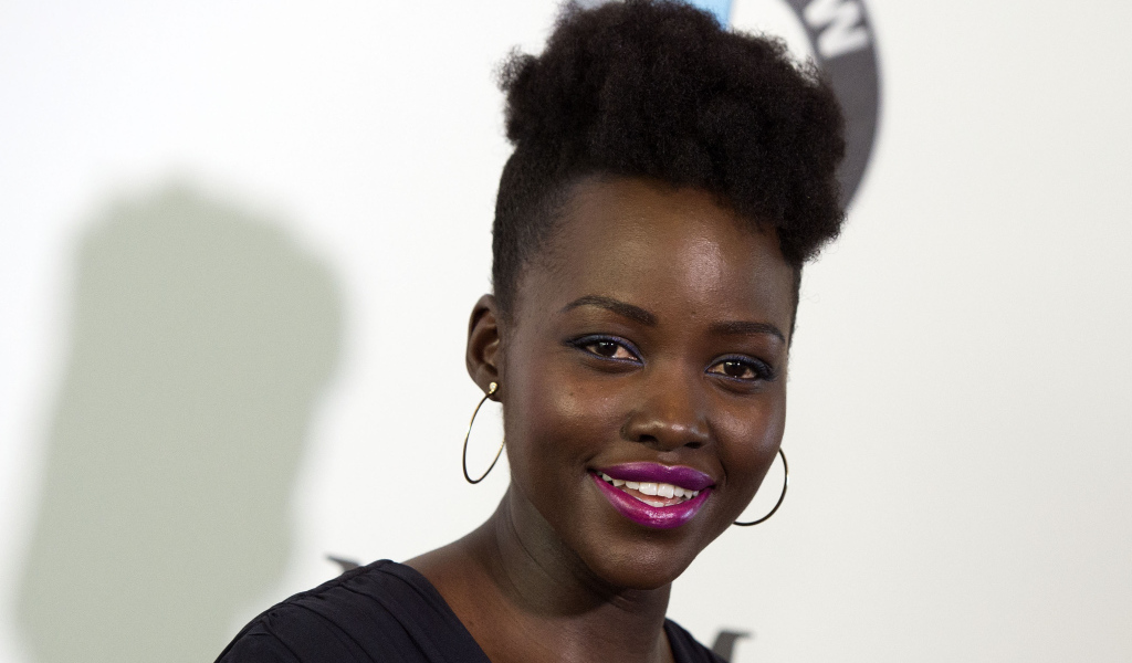 Улыбающаяся женщина, актриса Люпита Нионго