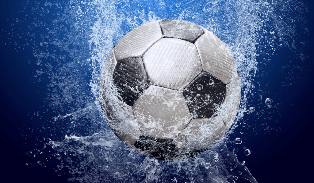 Футбольный мяч в воде на синем фоне