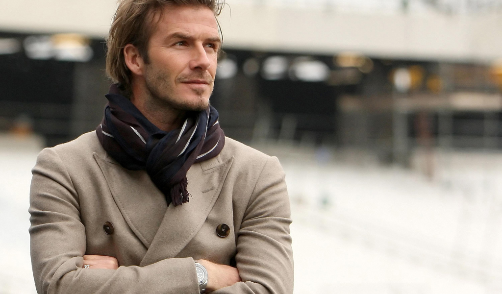 Футболист Дэвид Бекхэм в костюме с шарфом на шее