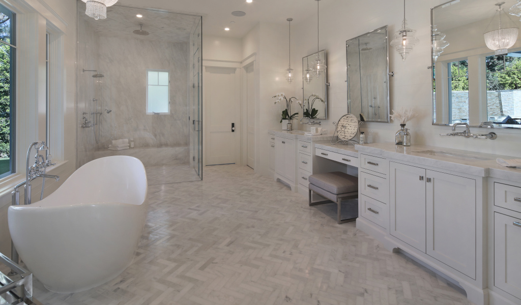 Просторная ванная комната с белым интерьером 