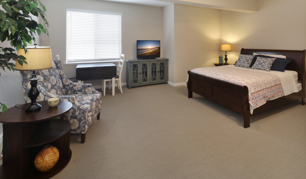 Просторная спальня с большой деревянной кроватью 