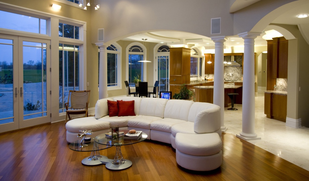 Просторная гостиная с белым кожаным диваном 