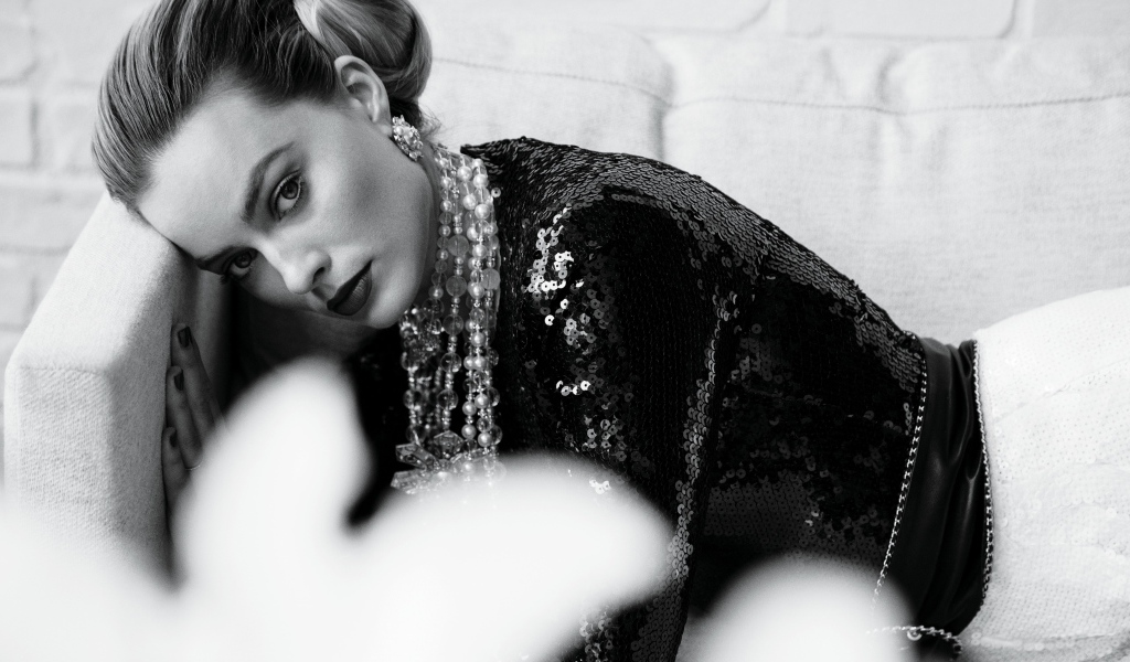 Стильная актриса Марго Робби черно белое фото 