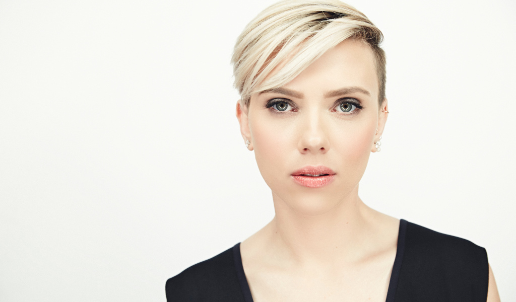 Стильная блондинка, актриса Скарлетт Йоханссон на белом фоне