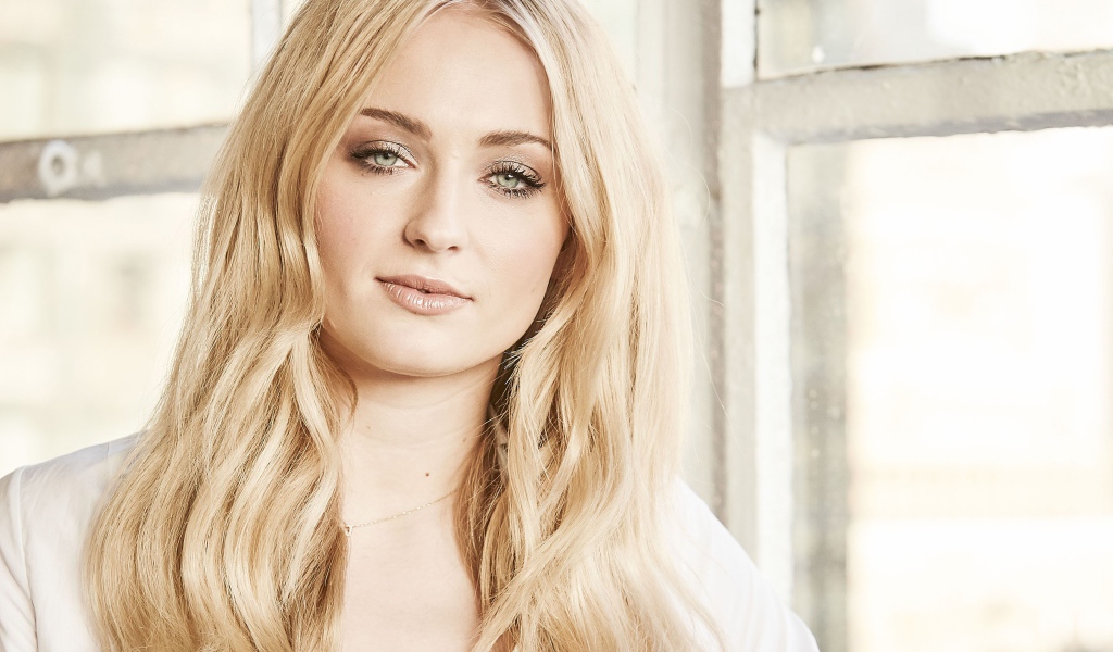 Стильная блондинка, актриса Софи Тёрнер у окна 