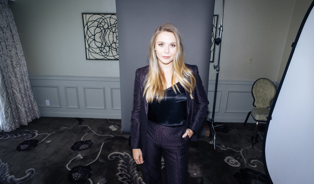 Стильная девушка, актриса Элизабет Олсен в костюме