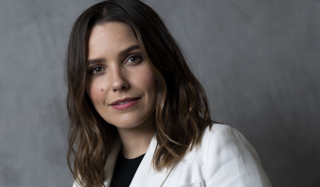 Стильная девушка, актриса София Буш на сером фоне