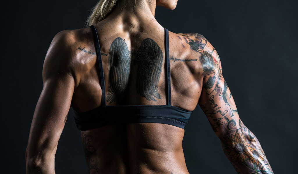 Татуировка крылья на спине у девушки