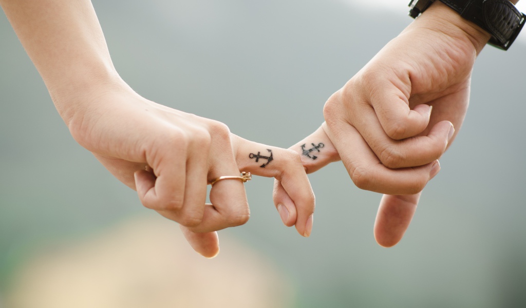 Татуировки с якорем на пальцах у влюбленной пары