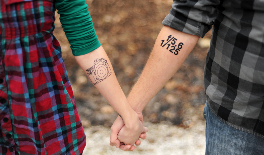 Татуировки на руках у влюбленной пары