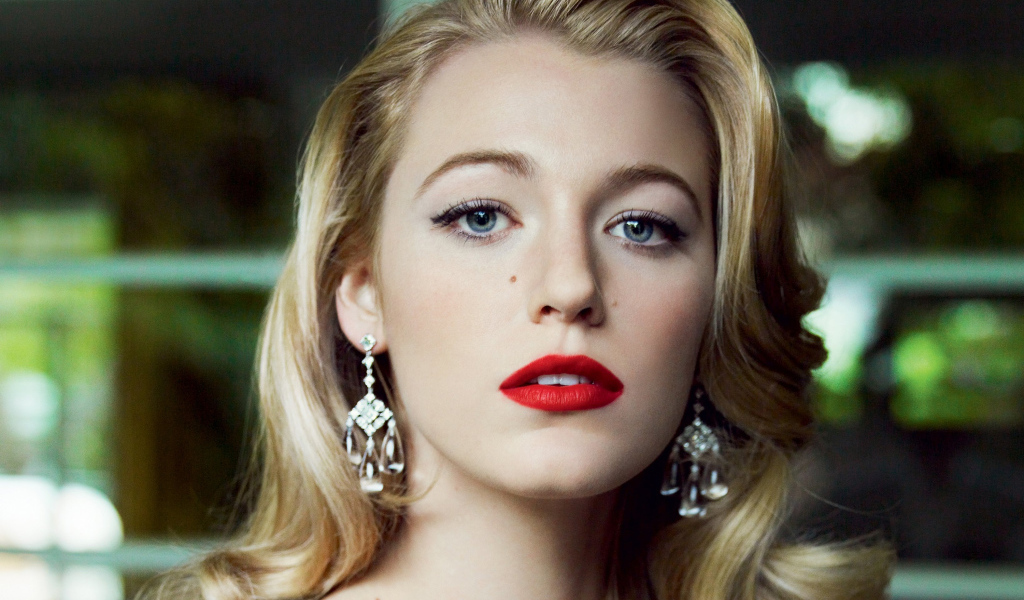 Нежная блондинка с красными губами, актриса Блейк Лайвли 