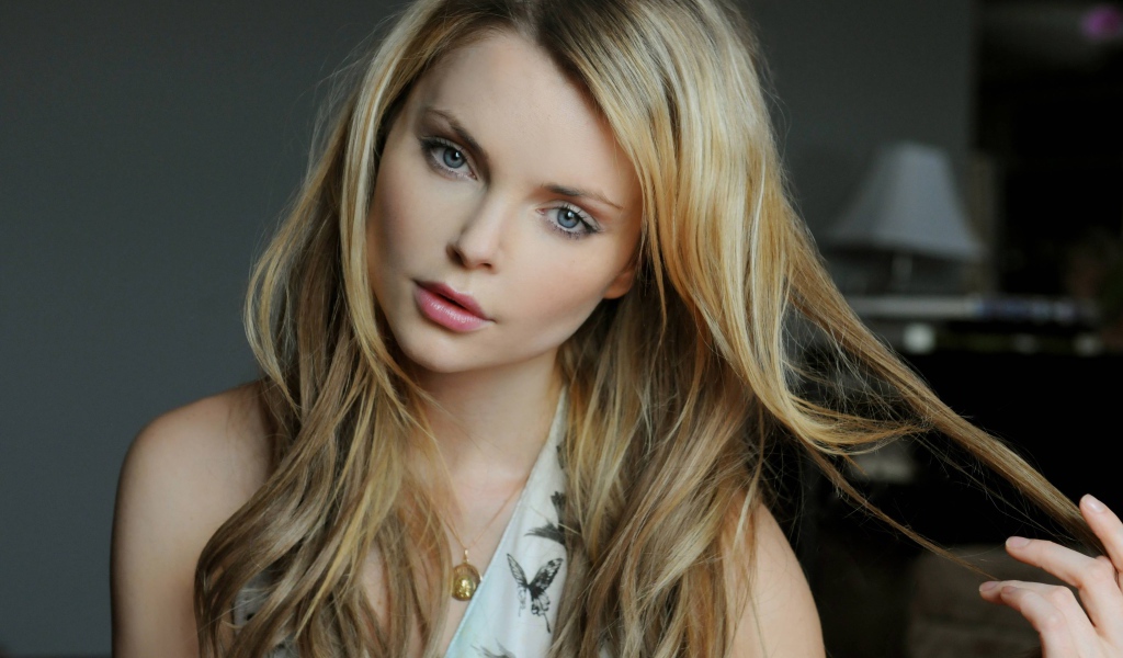 Нежная голубоглазая девушка, польская актриса Изабелла Мико