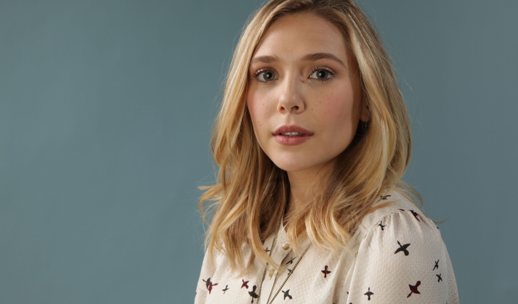 Нежная девушка, актриса Элизабет Олсен на сером фоне