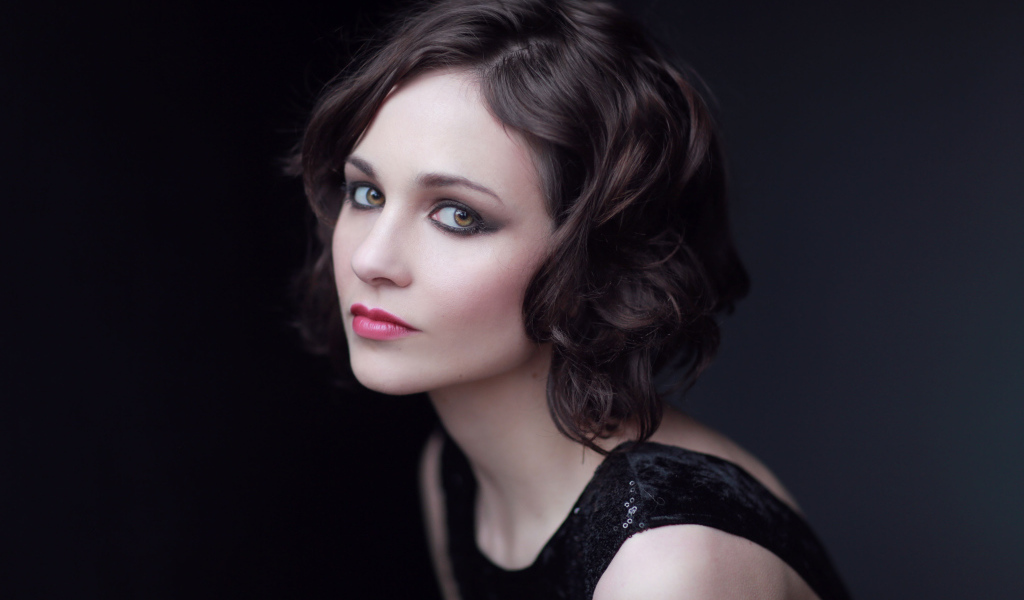 Нежная девушка, актриса Таппенс Мидлтон на черном фоне