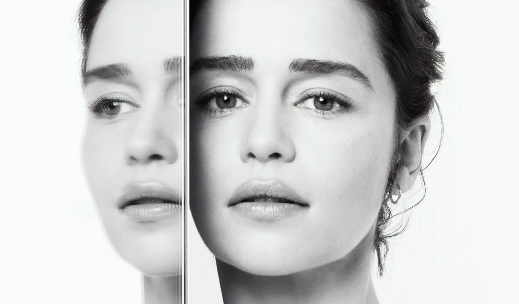 Лицо актрисы Эмилии Кларк отражается в зеркале 