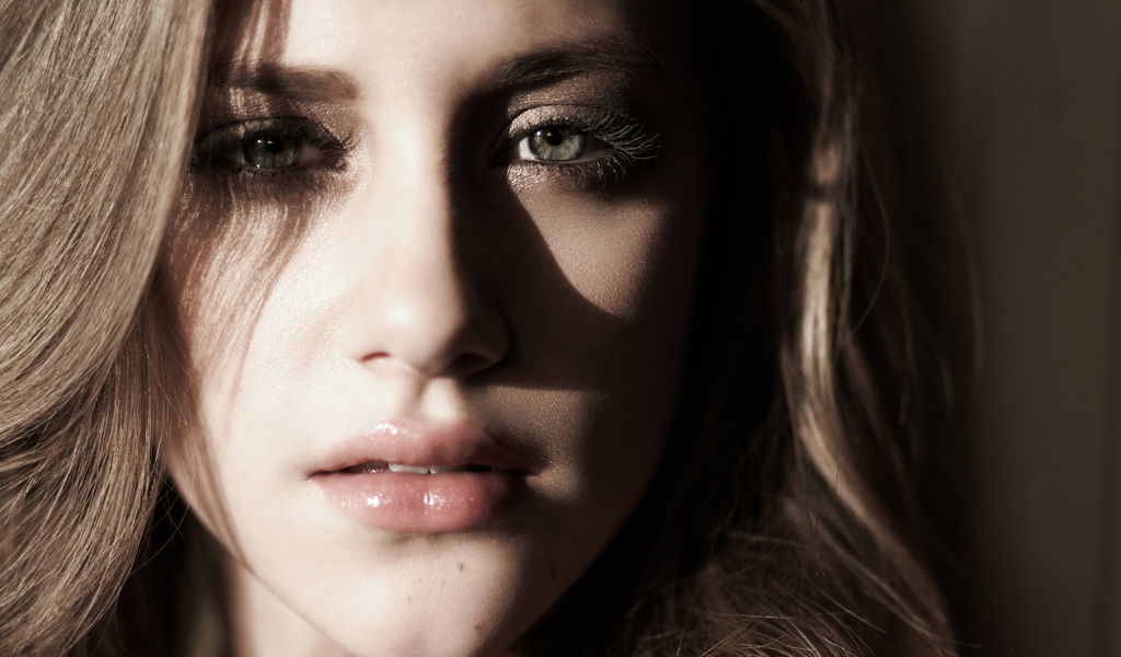 Лицо актрисы Лили Рейнхарт крупным планом