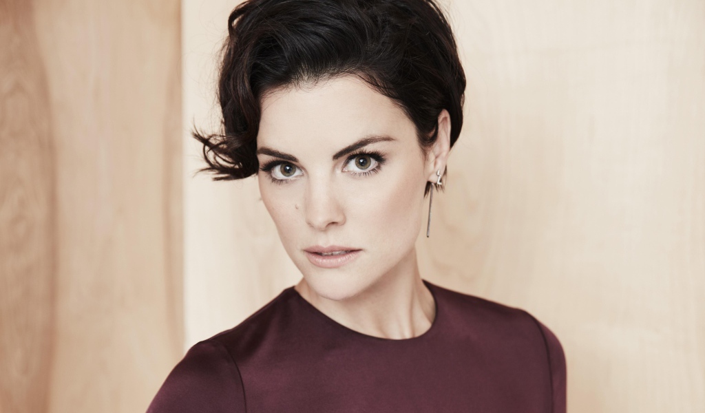 Взгляд актрисы Джейми Александр с короткой стрижкой