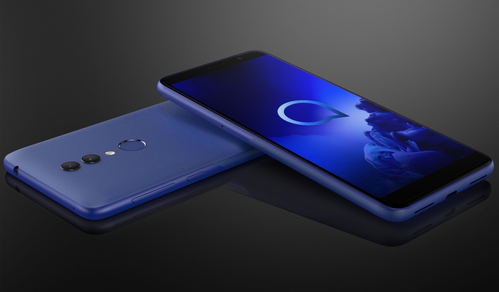Два тонких смартфона Alcatel 1 на сером фоне