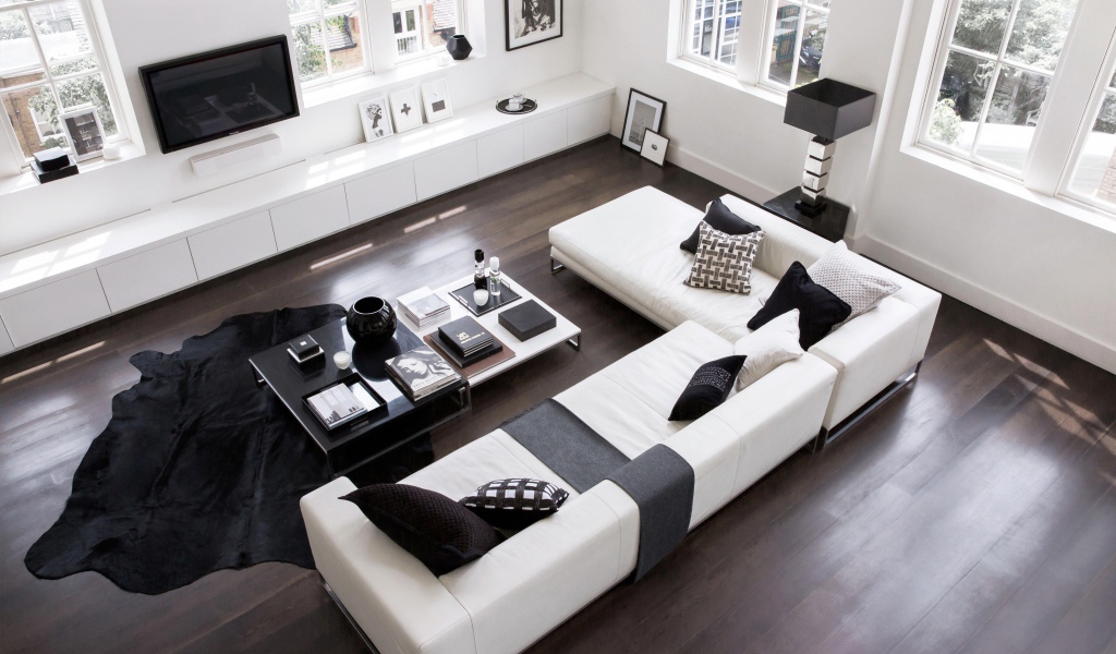 Гостиная в бело-черных тонах с большим диваном