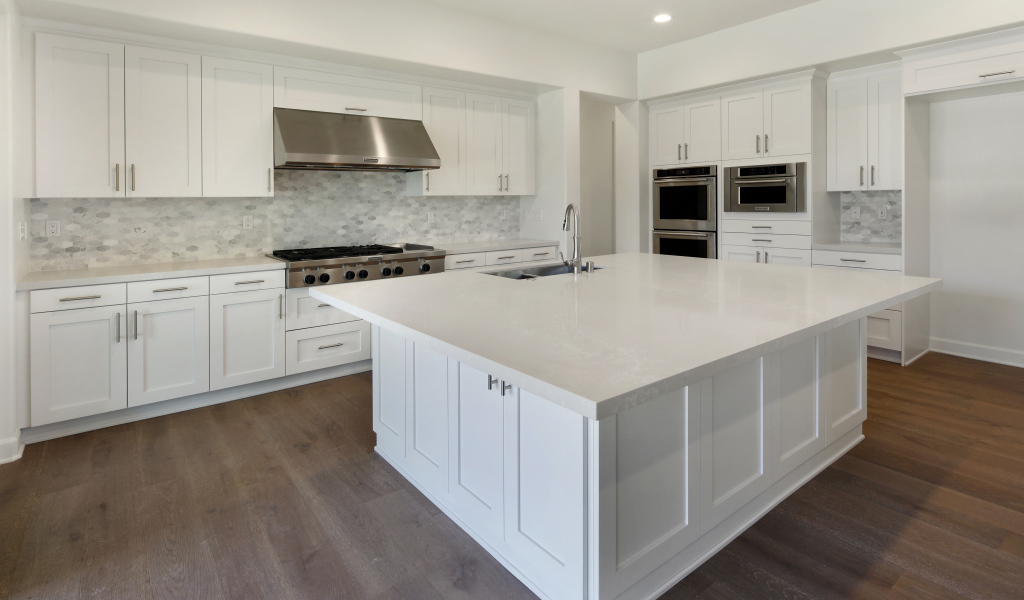 Белая большая кухня со столом