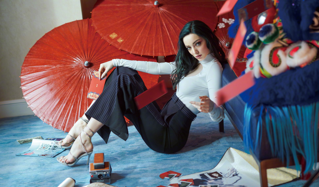 Молодая американская актриса Эмма Думонт на полу с зонтами