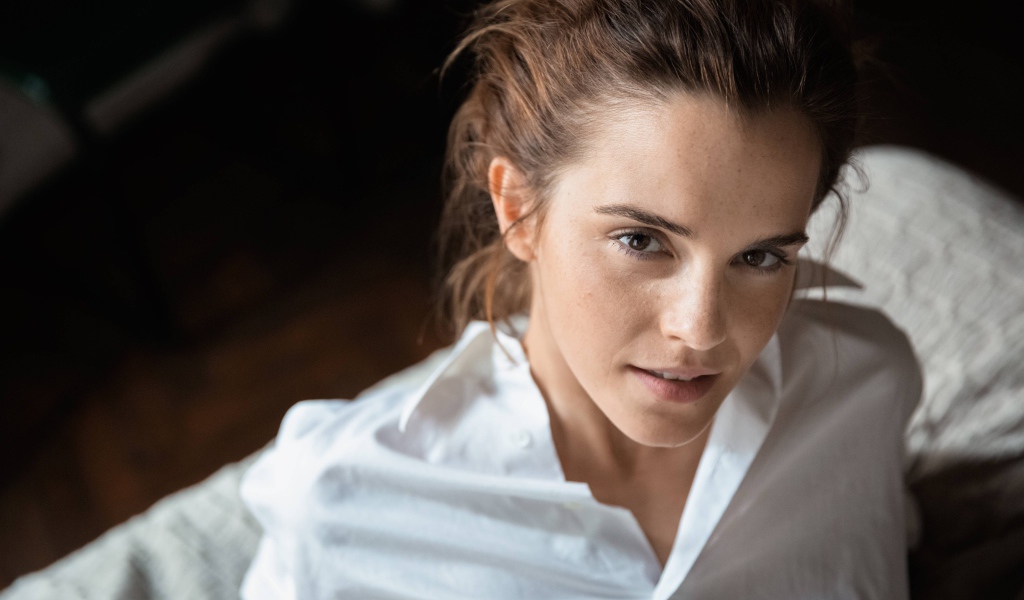 Молодая актриса Эмма Уотсон в белой рубашке