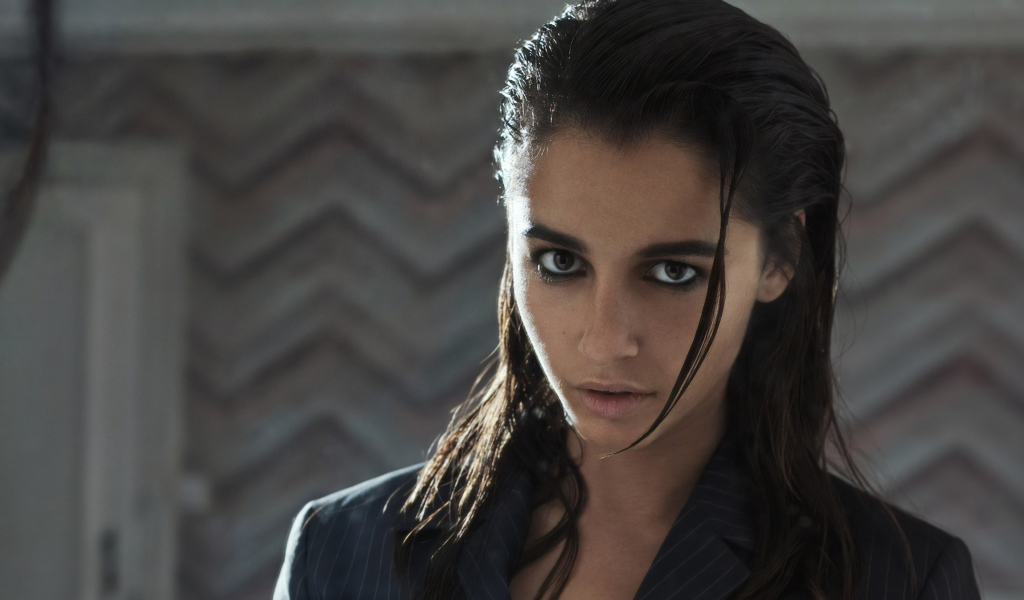 Молодая актриса Наоми Скотт с мокрыми волосами