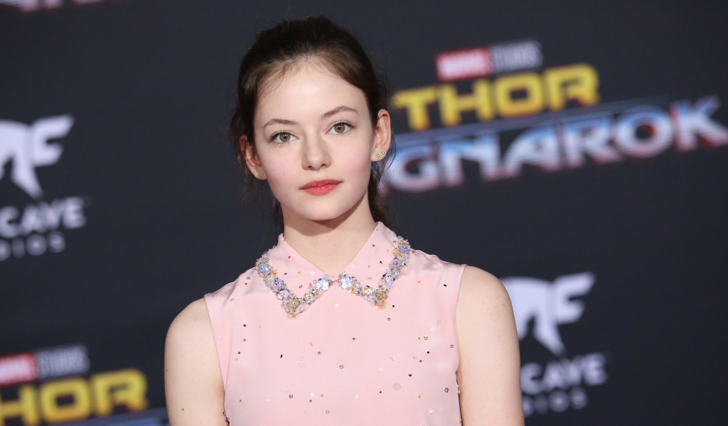 Молодая красивая девушка, актриса Маккензи Фой