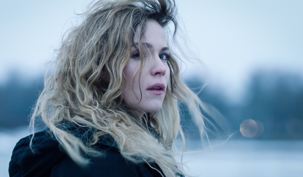 Молодая блондинка, актриса Пихла Вийтала вид сбоку