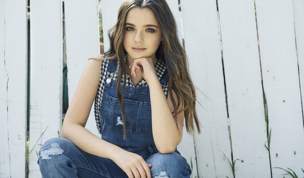 Молодая девушка, актриса Алекса Нисенсон у забора