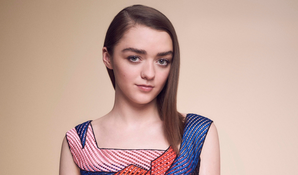 Молодая девушка, актриса Мэйси Уильямс на розовом фоне