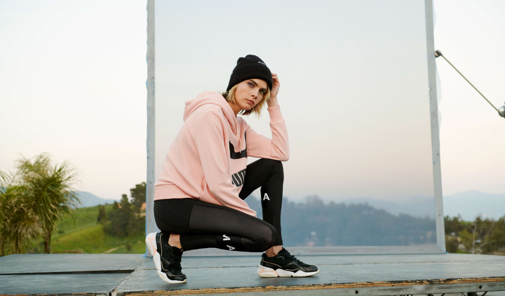 Молодая модель, актриса Кара Делевинь в спортивном костюме