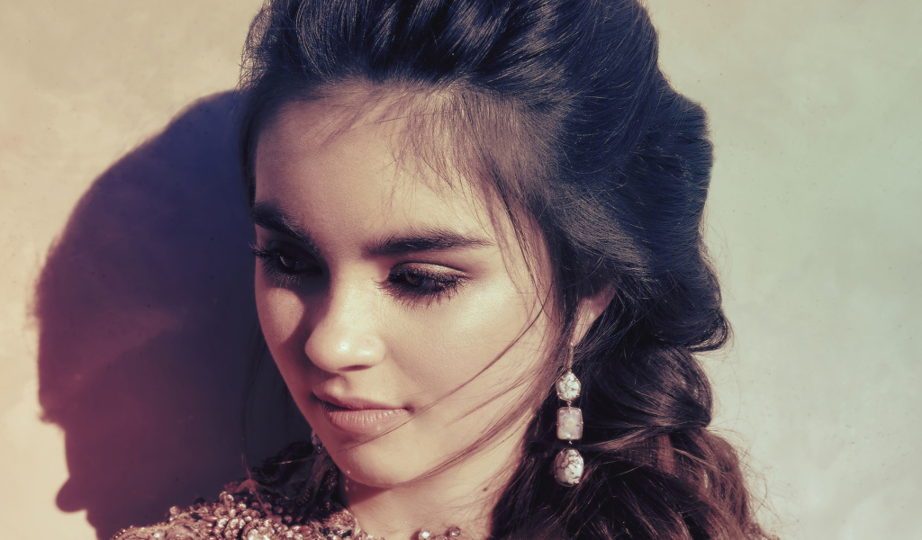 Молодая нежная актриса Ландри Бендер