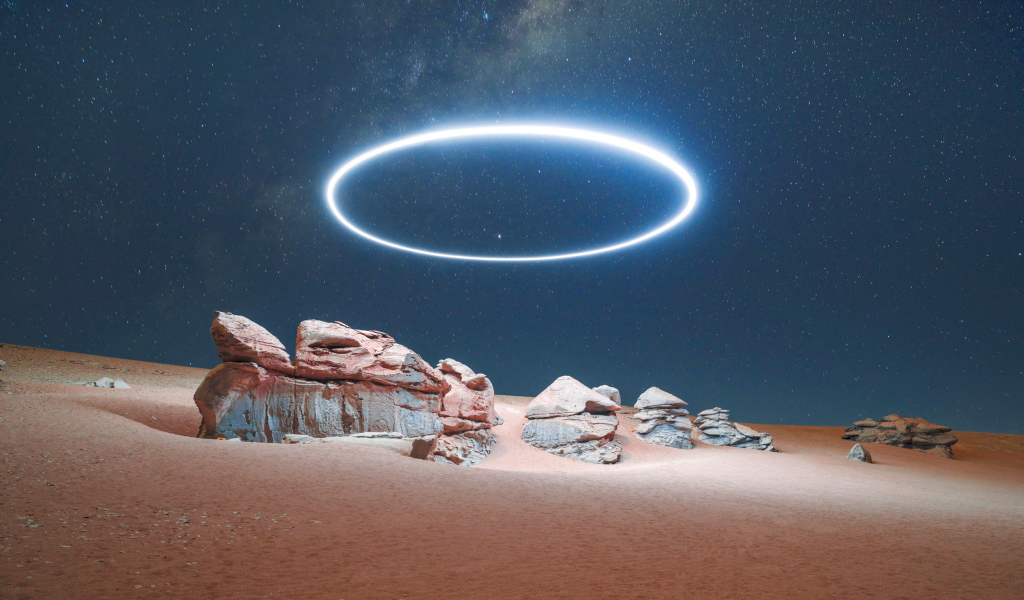 Большой яркий круг в небе над пустыней