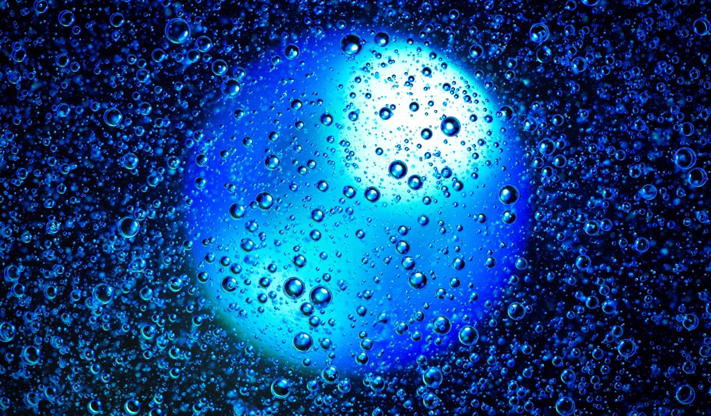 Голубой шар в воде с пузырями
