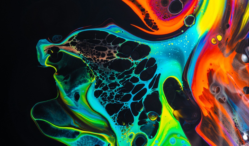 Разводы разноцветной краски на черном фоне