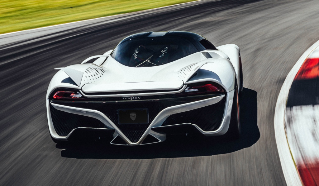 Спортивный автомобиль SSC Tuatara, 2019 года на трассе