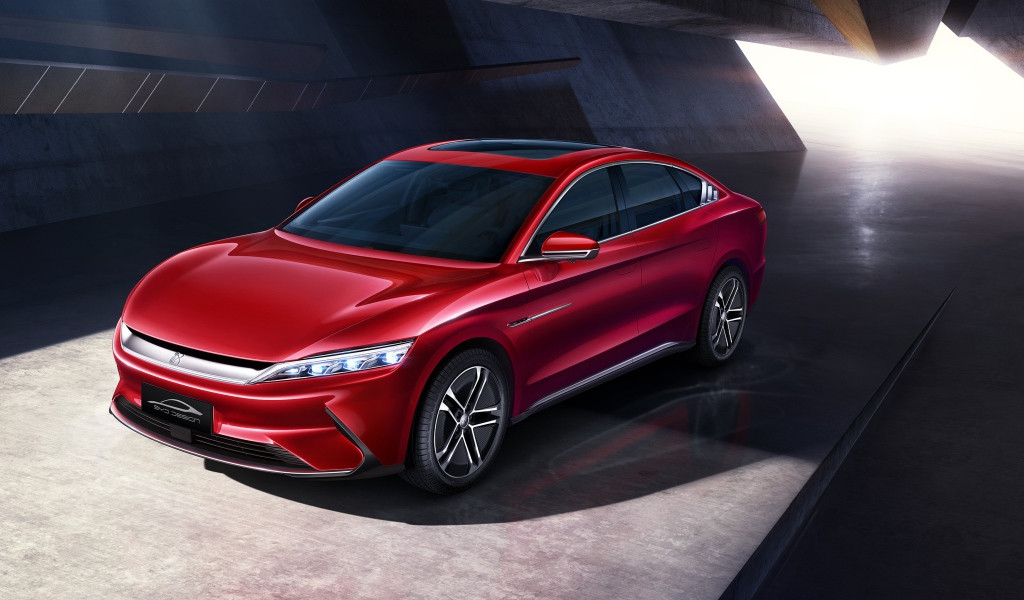 Красный автомобиль BYD Han EV 2020 года 