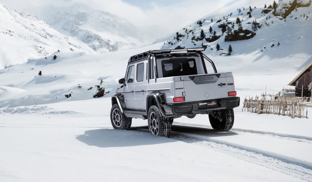 Автомобиль Brabus 800 Adventure XLP 2020 года в заснеженных горах 