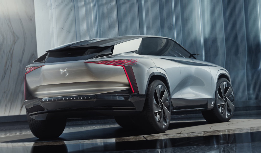 Автомобиль DS Aero Sport Lounge 2020 года вид сзади