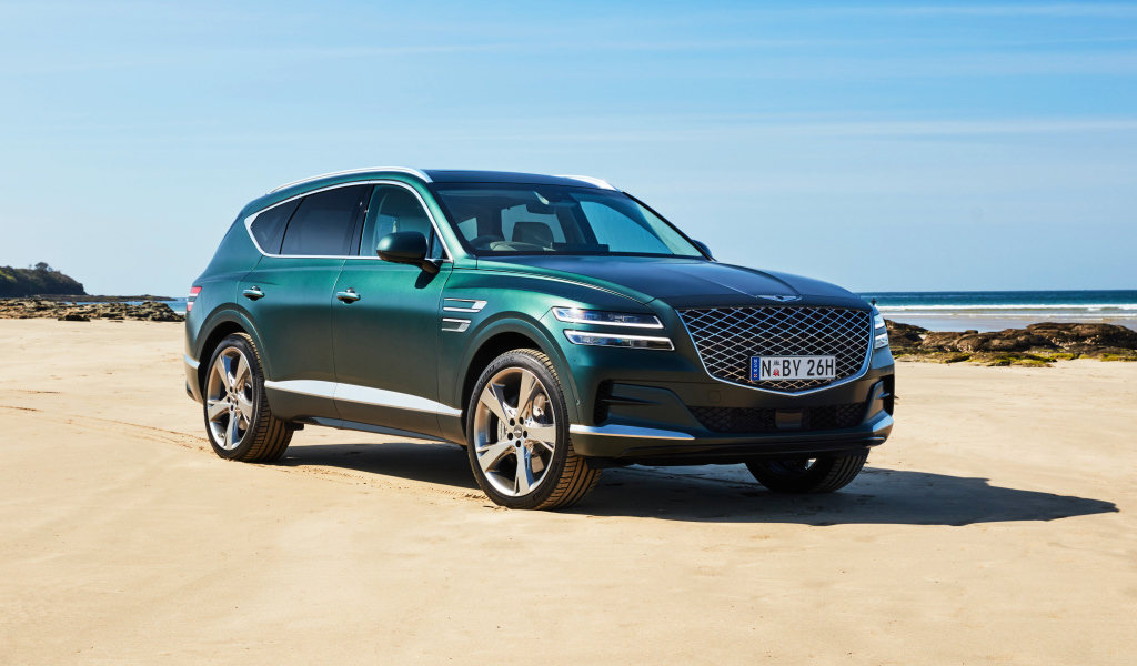 Большой кроссовер Genesis GV80 3.5T AWD 2020 года на песке