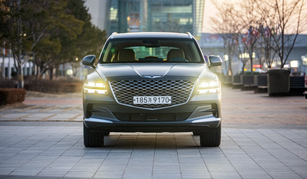 Автомобиль Genesis GV80,  2020 года с включенными фарами